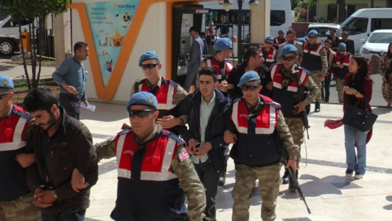 Sosyal medyada terör propagandası yapan 12 kişi adliyeye çıkarıldı