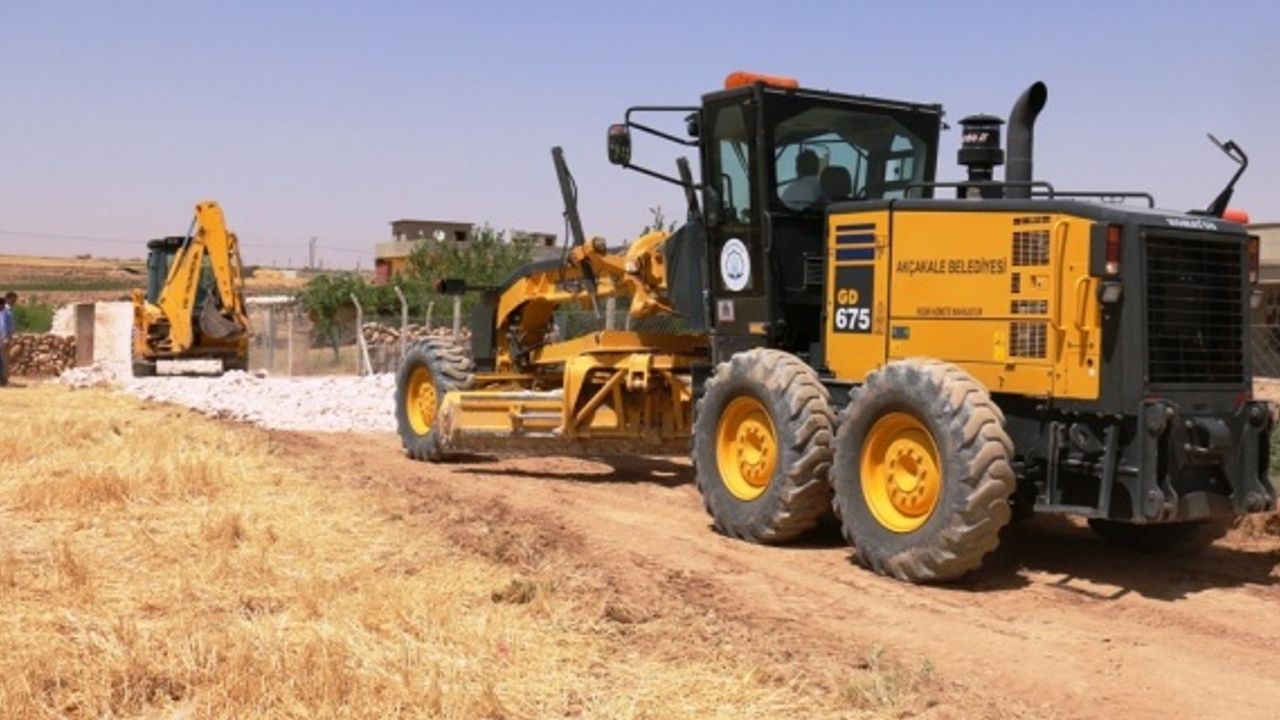Akçakale Belediyesi kırsal mahalleleri çamurdan kurtarıyor