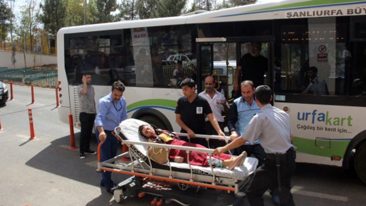 Sıcaktan bayılan yolcuyu otobüsle hastaneye getirdi