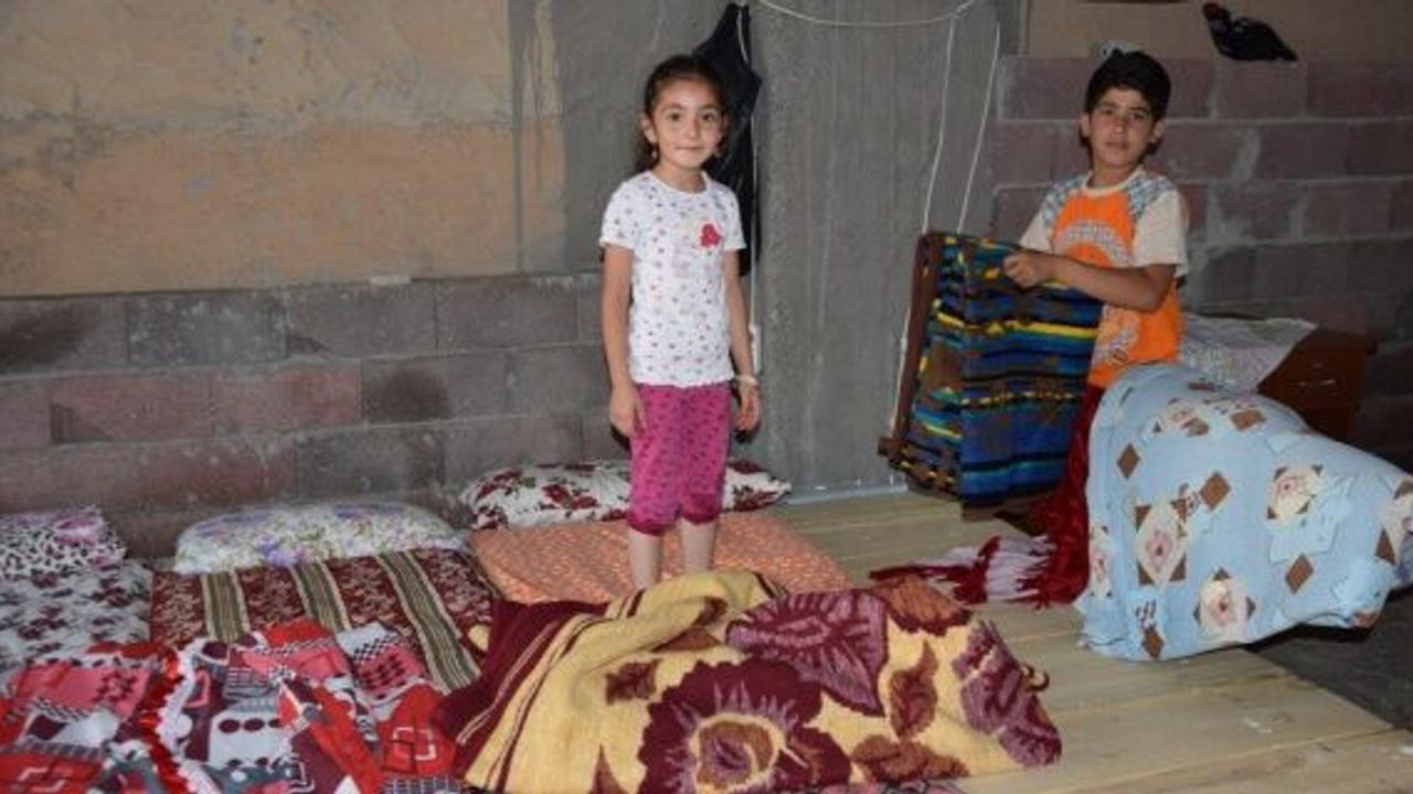 Sıcaktan bunalan vatandaşlar teraslarda yatıyor