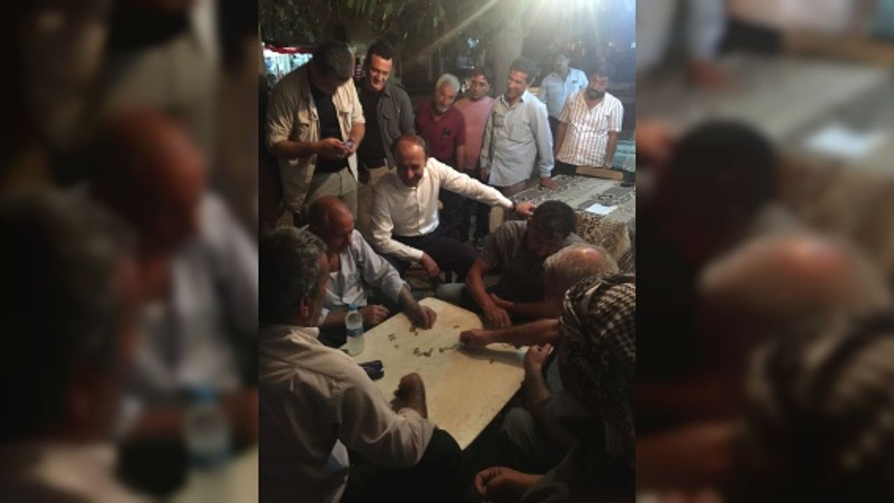 Vali Erin, Yakubiye mahallesindeki bir kahvehanede...