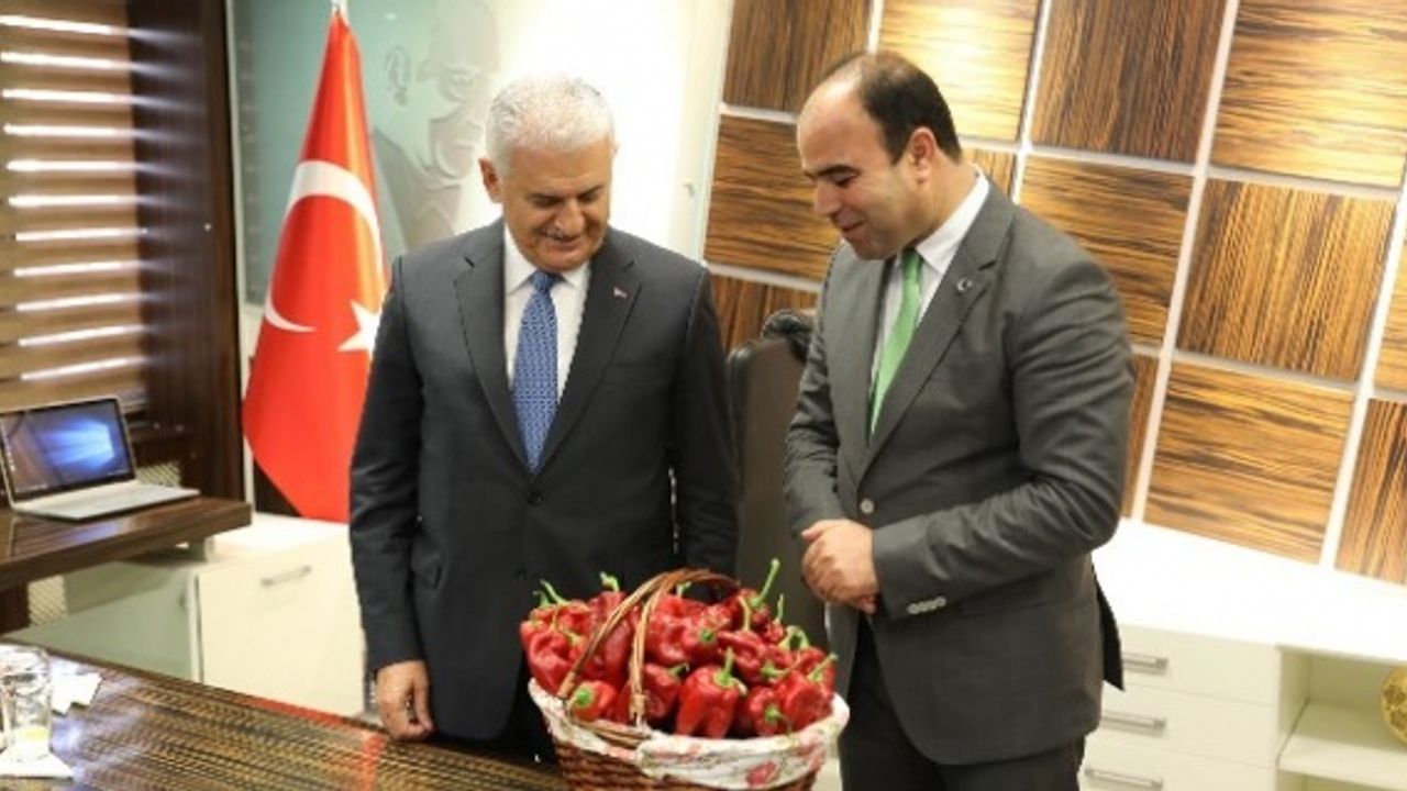Çiftçi, Başbakan Yıldırım'a 'Urfa İsotu' hediye etti.
