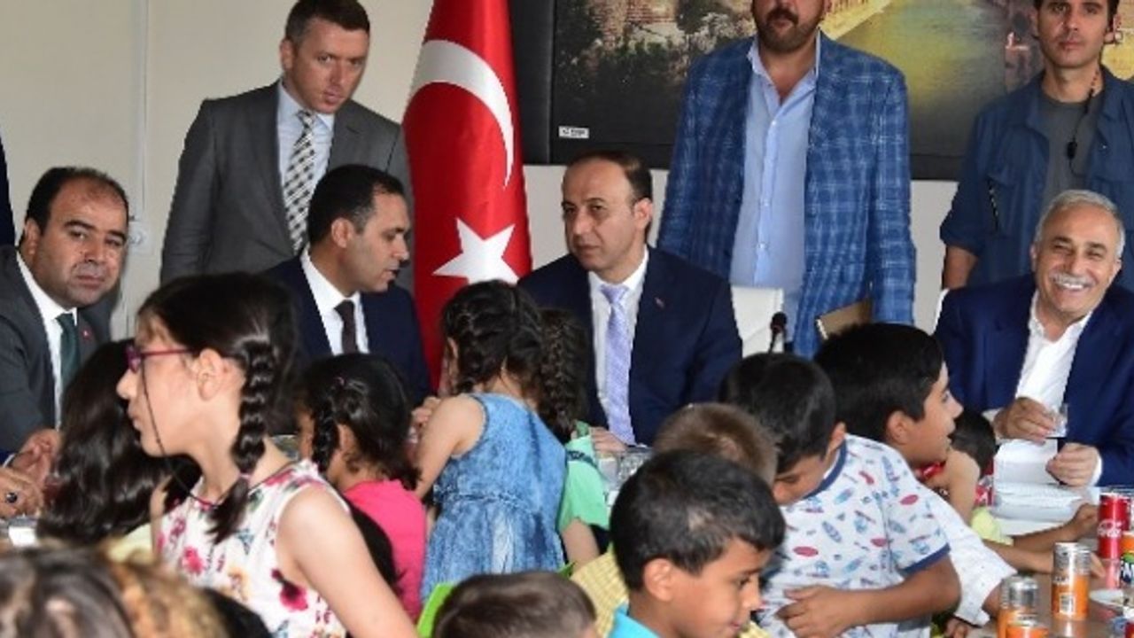 Erin,"Bayramların, sevinçleri ve üzüntüleri paylaşmak, dargınlıkları sona erdirmek için bir fırsat olduğunu söyledi"