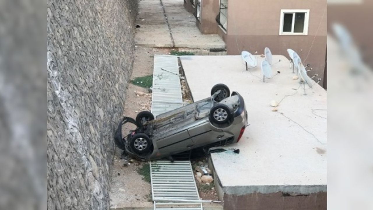Otomobil evin çatısına uçtu: 1 yaralı