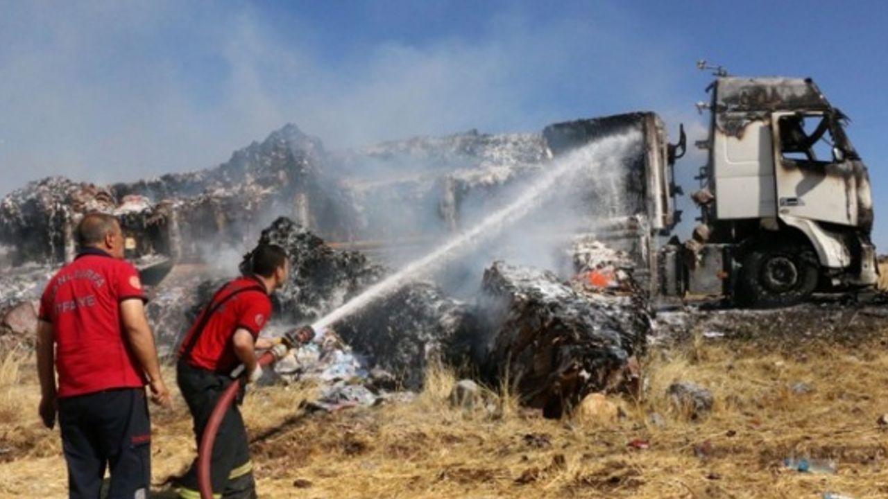 Seyir halindeki kağıt yüklü tır alev aldı