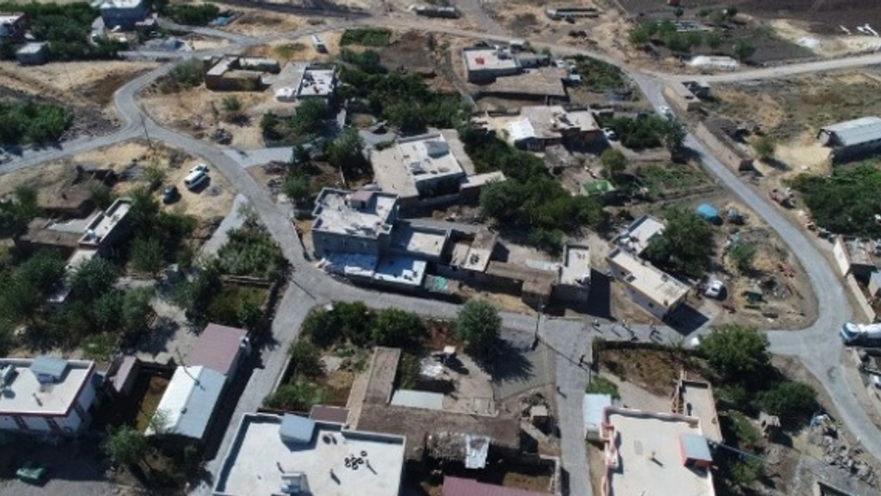 Siverek Belediyesi,Kırsal mahallelerde beton yol çalışmalarını sürdürüyor.