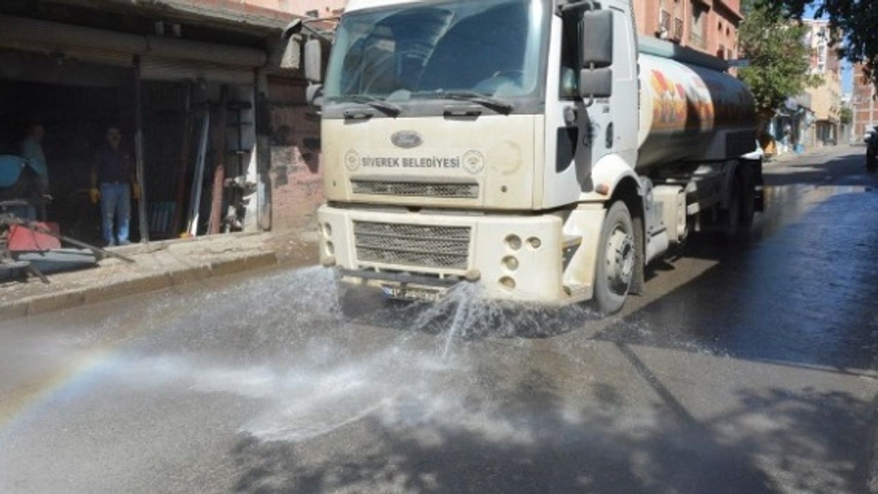 Siverek'te temizlik çalışmaları devam ediyor.