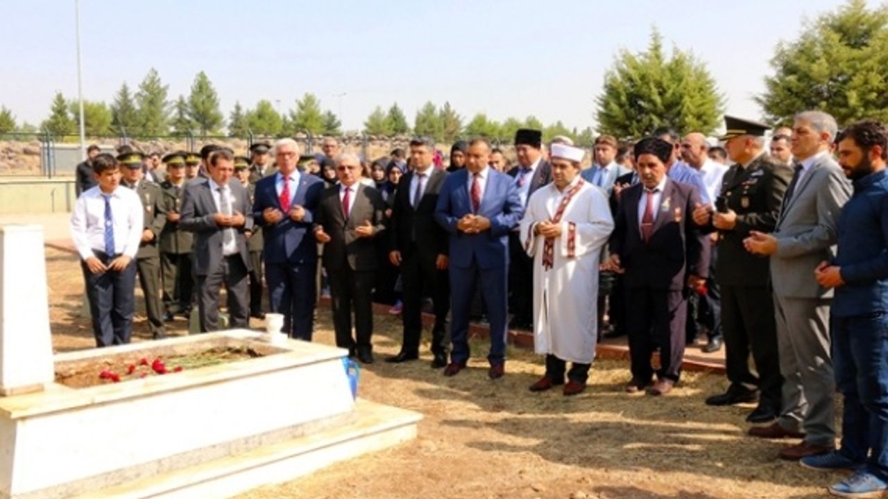 Siverek'te,Gaziler günü şehitlikte yapılan törenle kutlandı.