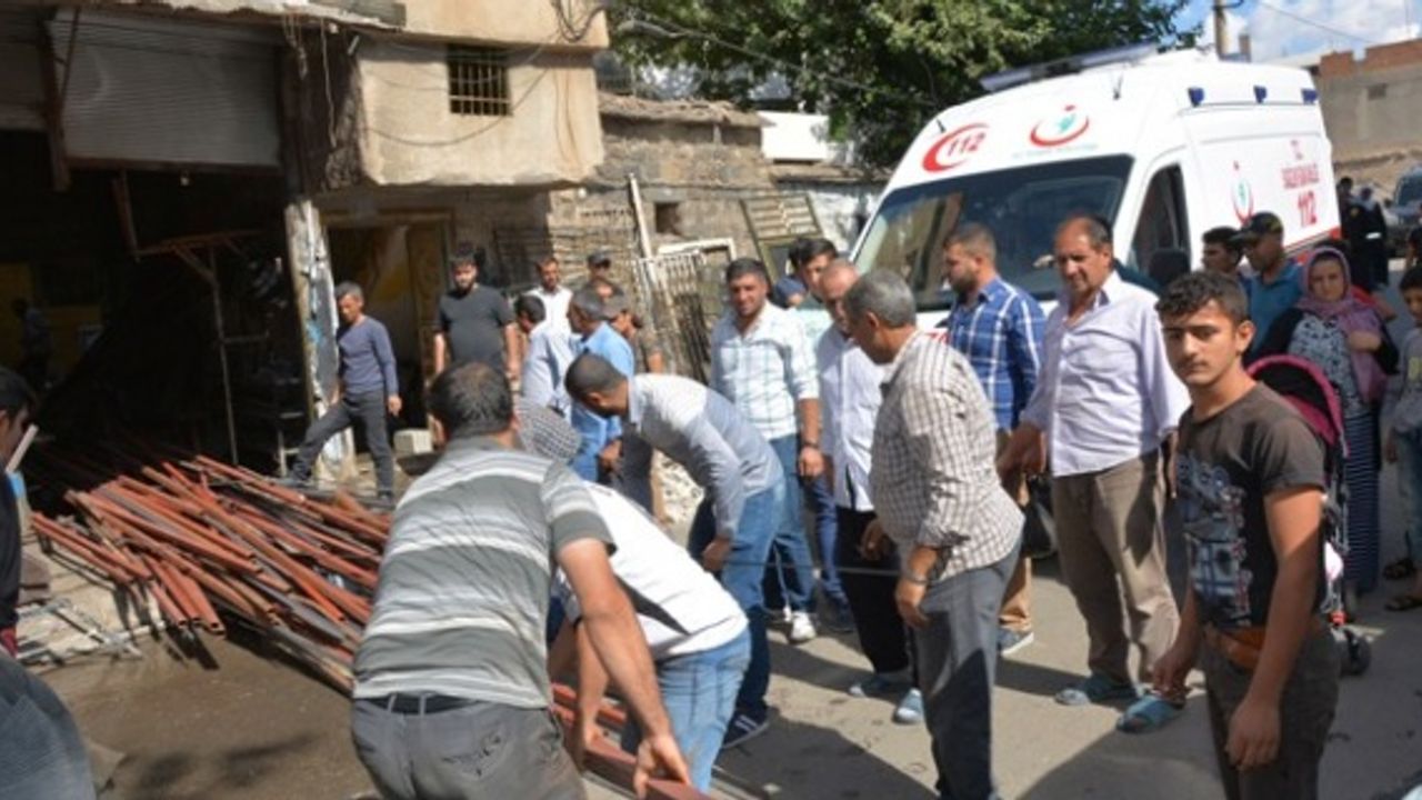 Devrilen demir rafların altında kalan iki kişi yaralandı