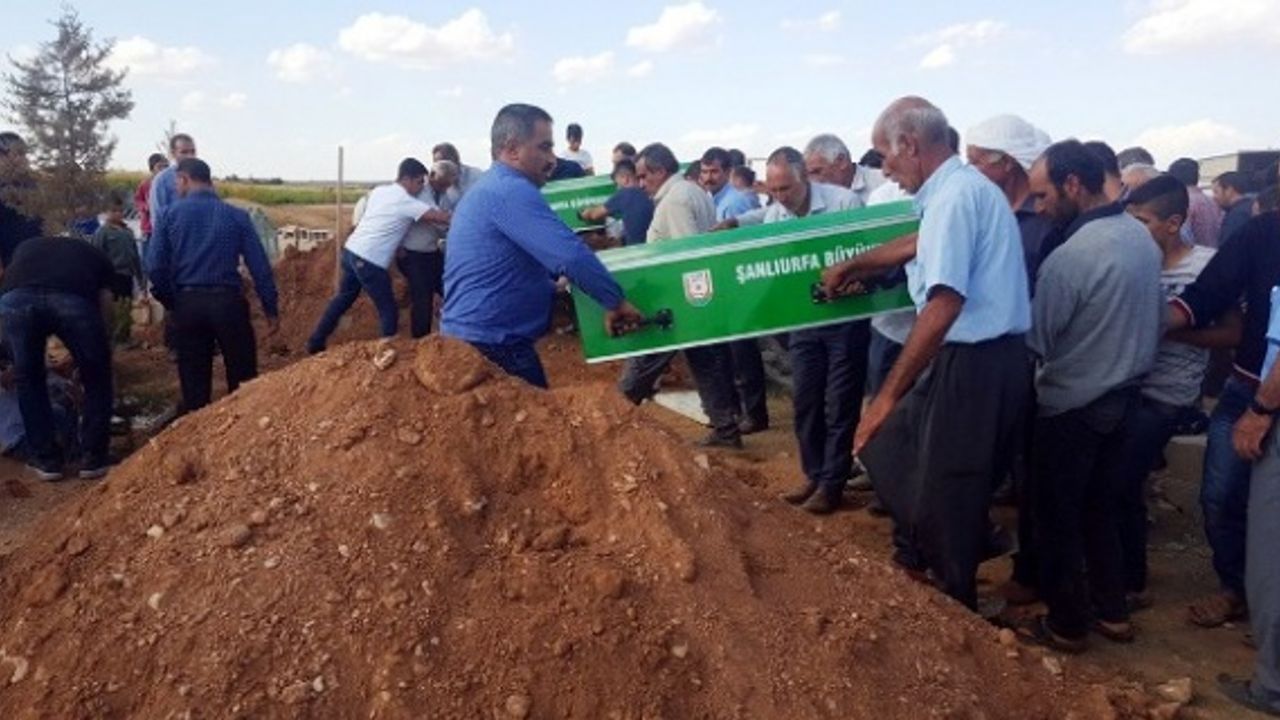 Kazada ölen anne ve oğlu yan yana defnedildi