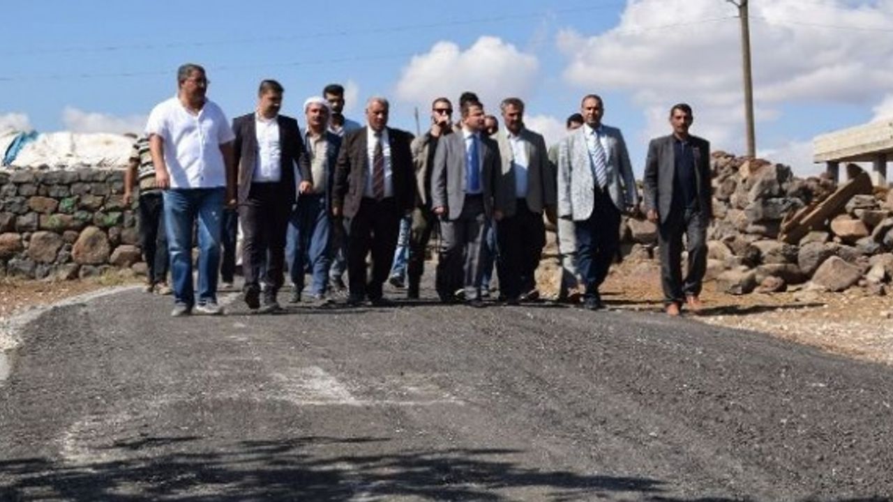 Viranşehir Belediyesi yol yapım çalışmalarına tüm hızıyla devam ediyor.