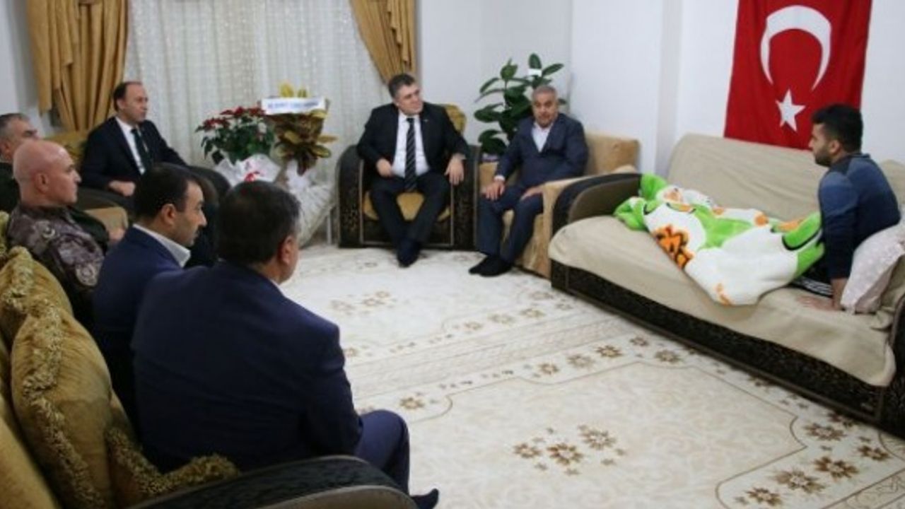 Erin,İpek’i evinde ziyaret ederek geçmiş olsun dileklerini iletti.