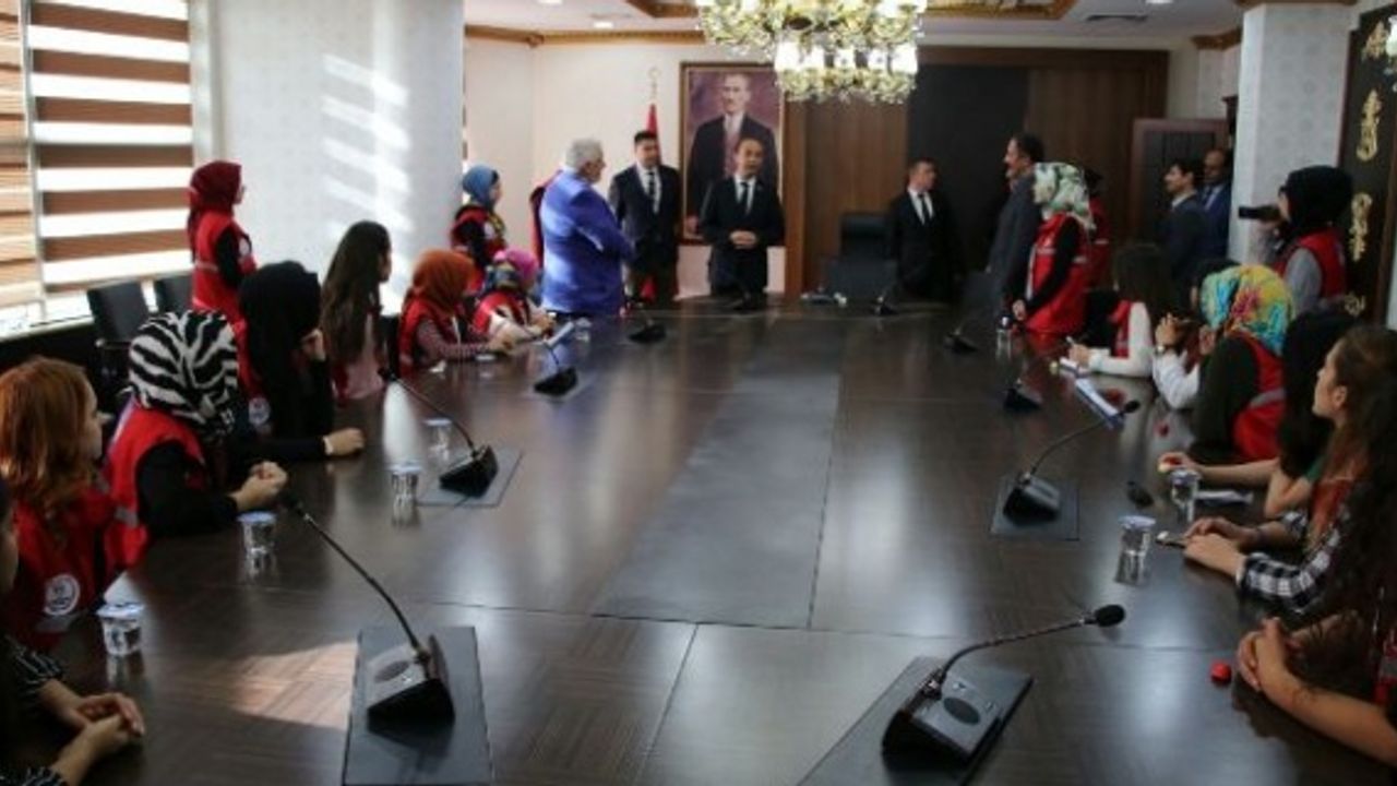 Gençler, Şanlıurfa Valisi Abdullah Erin’i ziyaret etti.