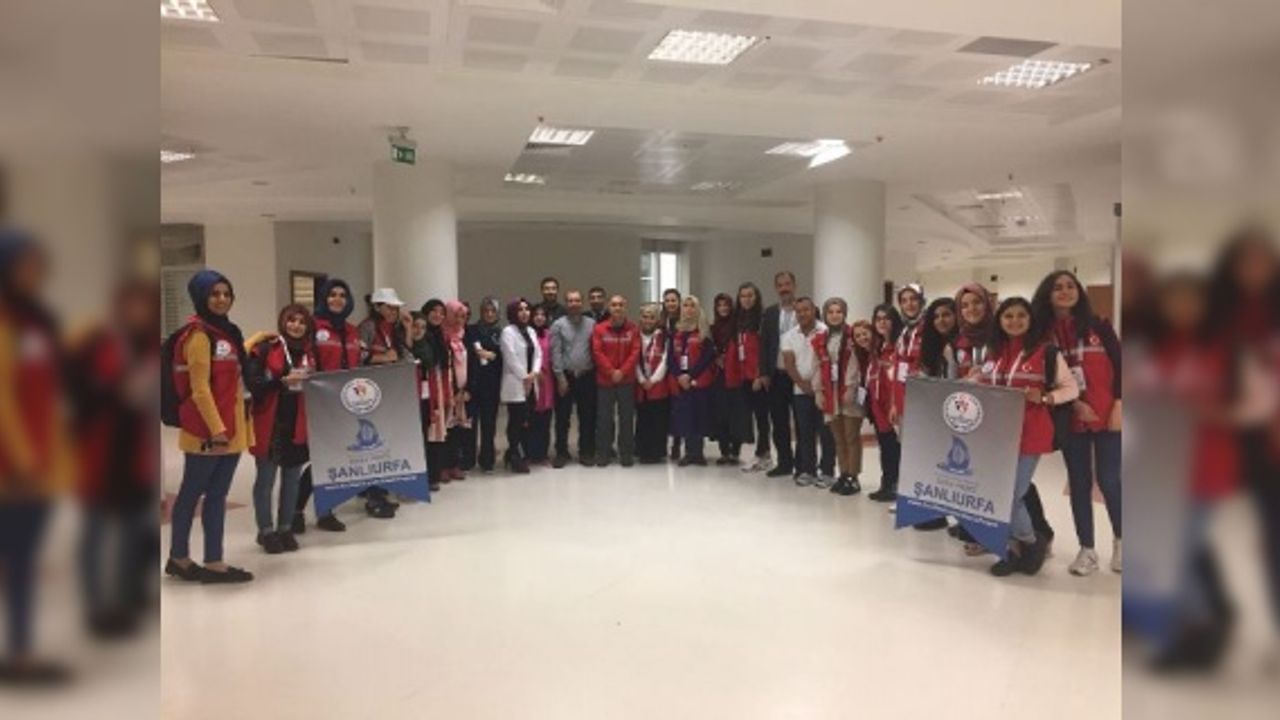 Gönüllü üniversite öğrencileri Şanlıurfa eğitim ve araştırma hastanesini ziyaret etti.
