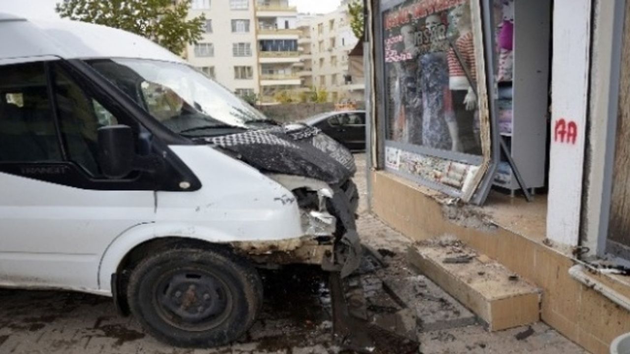 Servis minibüsü kaza yaptı: 10 yaralı