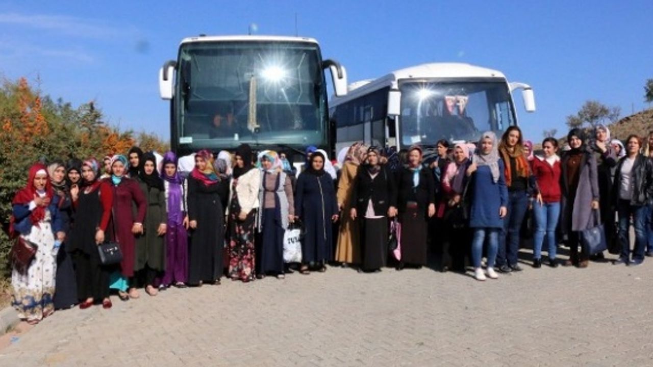 Siverek'li kursiyer kadınlar,Eyüp Nebi makamını ziyaret ettiler.