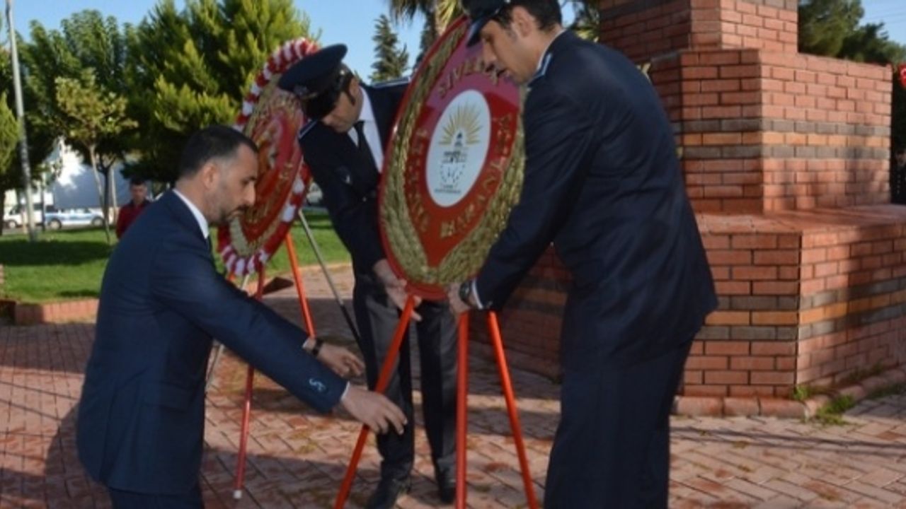 Siverek'te,10 Kasım Atatürk'ü anma proğramı Atatürk Anıtına Çelenk Konulması ile başladı.