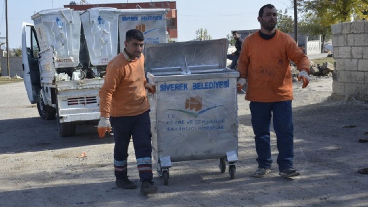 Siverek'te kırsal mahallelere çöp konteynır dağıtımına başlandı.