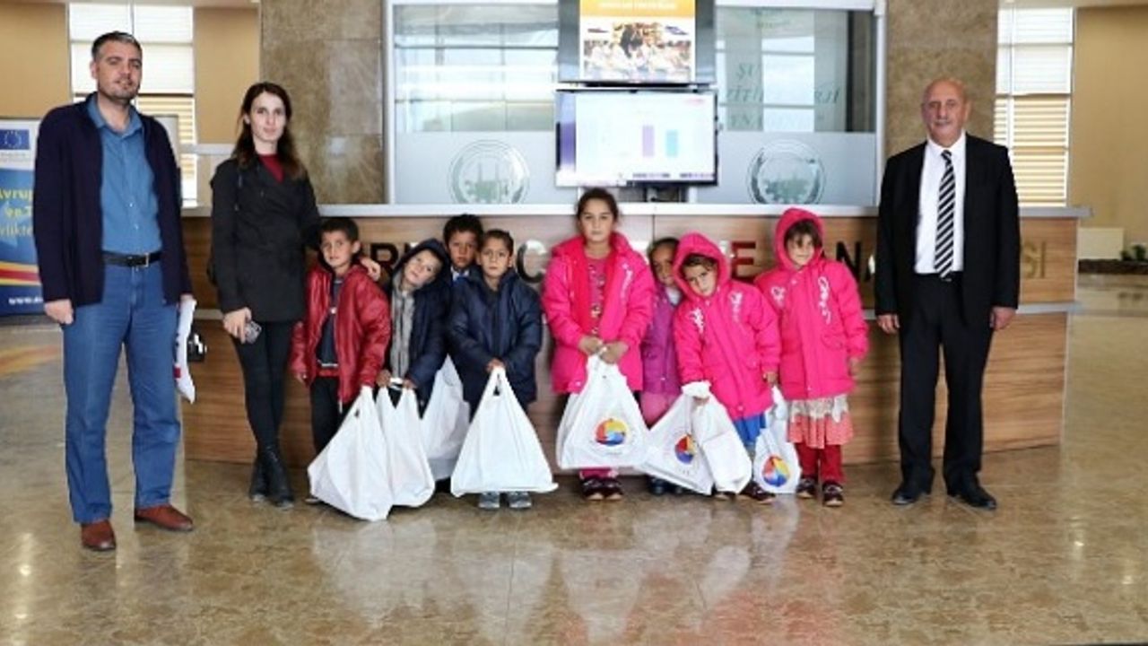ŞUTSO,700 öğrenciye, ayakkabı ve mont yardımı yaptı.