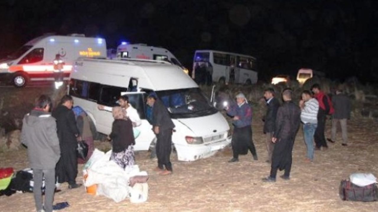 Tarım İşçilerini Taşıyan Minibüs Kayalıklara Çarptı: 9 Yaralı