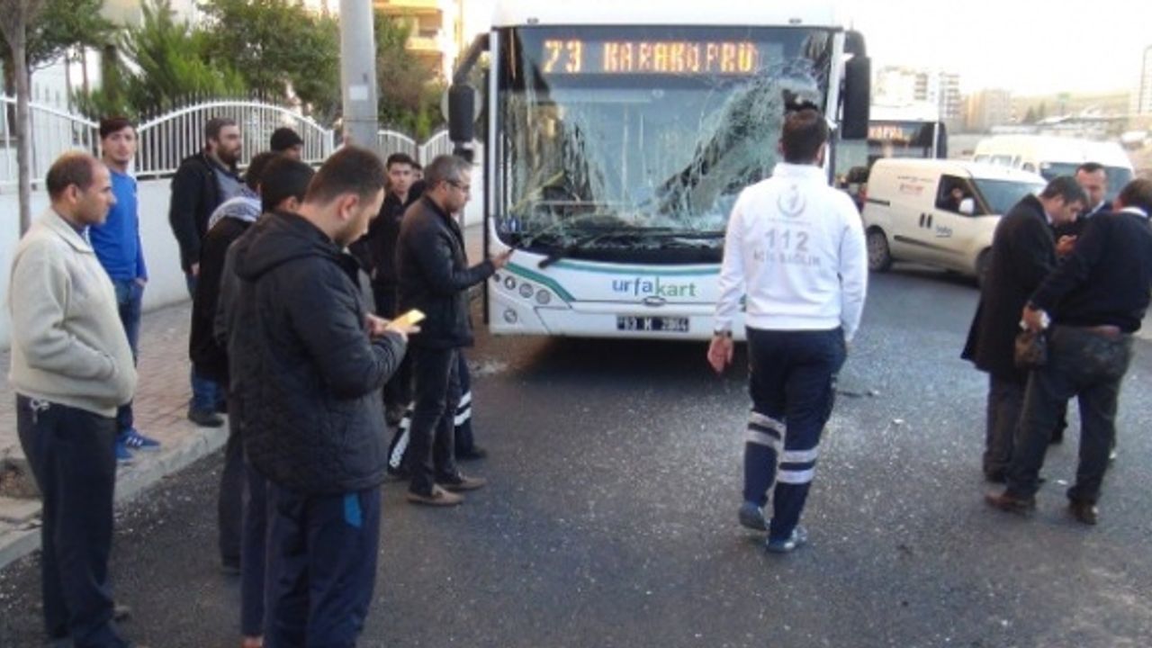 Halk Otobüsü Kamyona Çarptı: 4 Yaralı