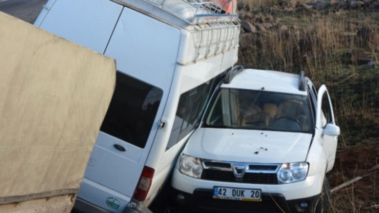 İşçileri taşıyan minibüs ile otomobil çarpıştı.