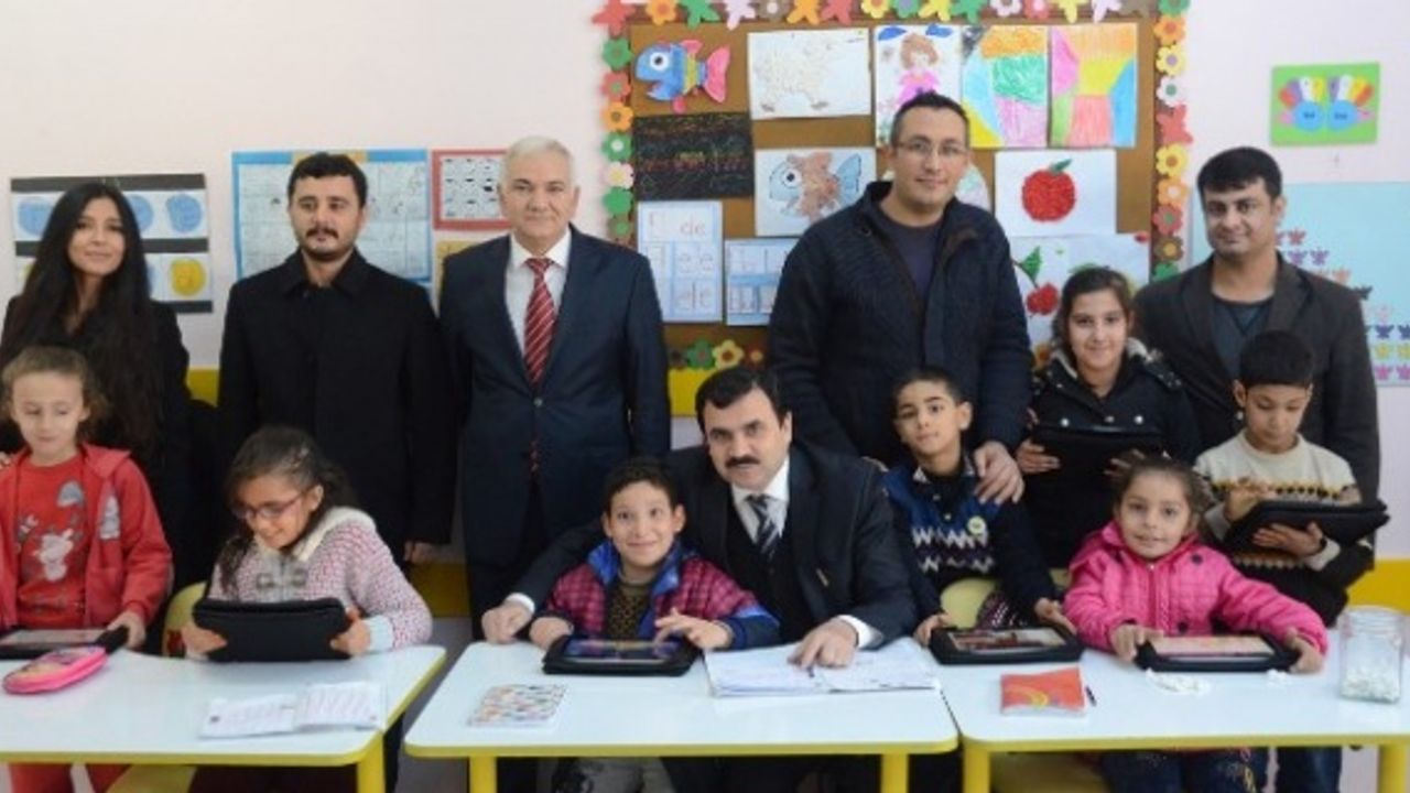 Turan,öğretmen ve öğrencilerle bir araya gelmeye devam ediyor.
