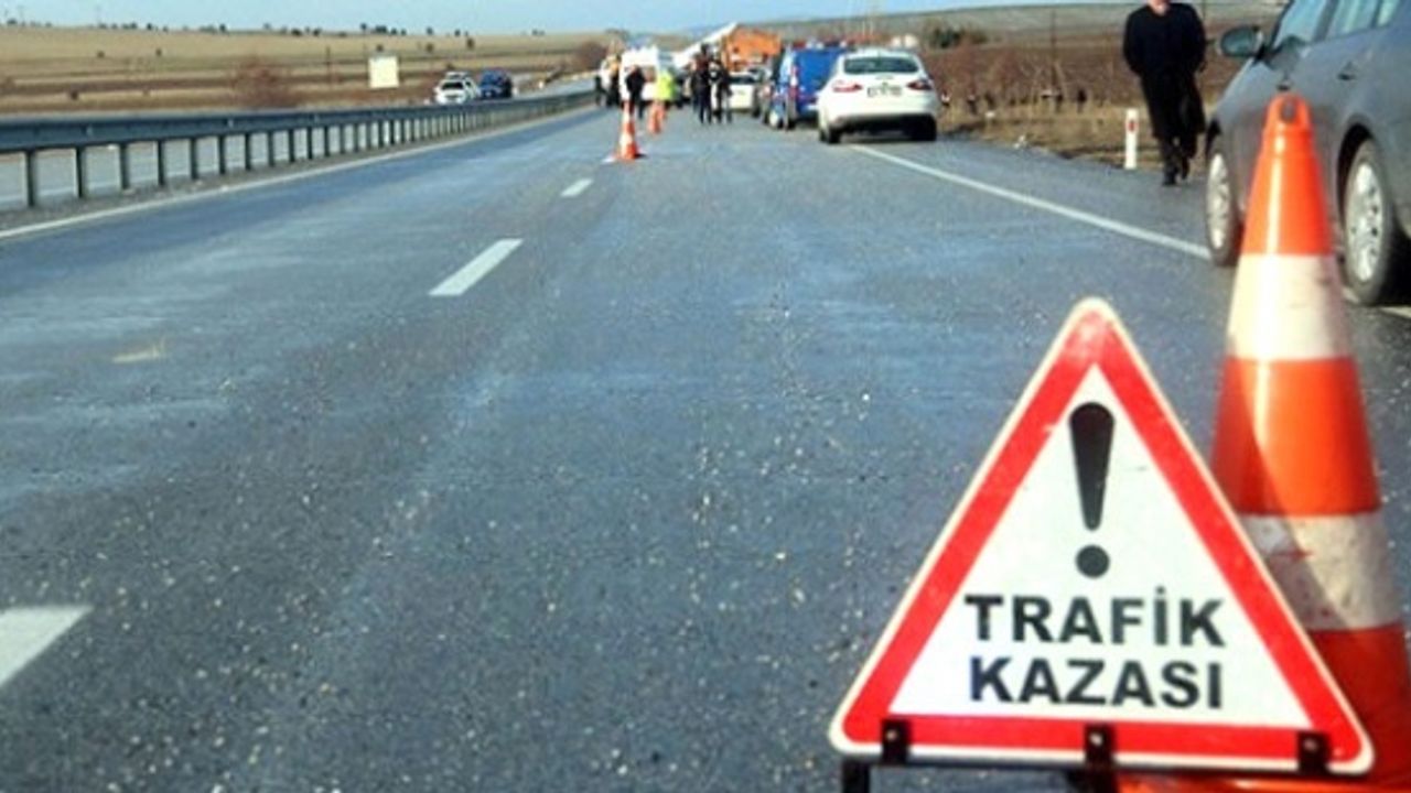 Otomobil Traktöre Çarpı, Aynı Aile'den 2 Kişi Öldü, 3 Kişi Yaralandı