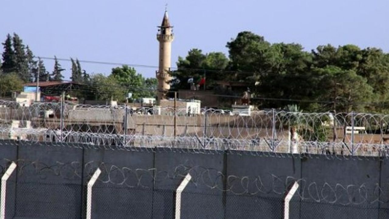 Tel Abyad'a Terör Örgütünün Bez Parçaları Asıldı