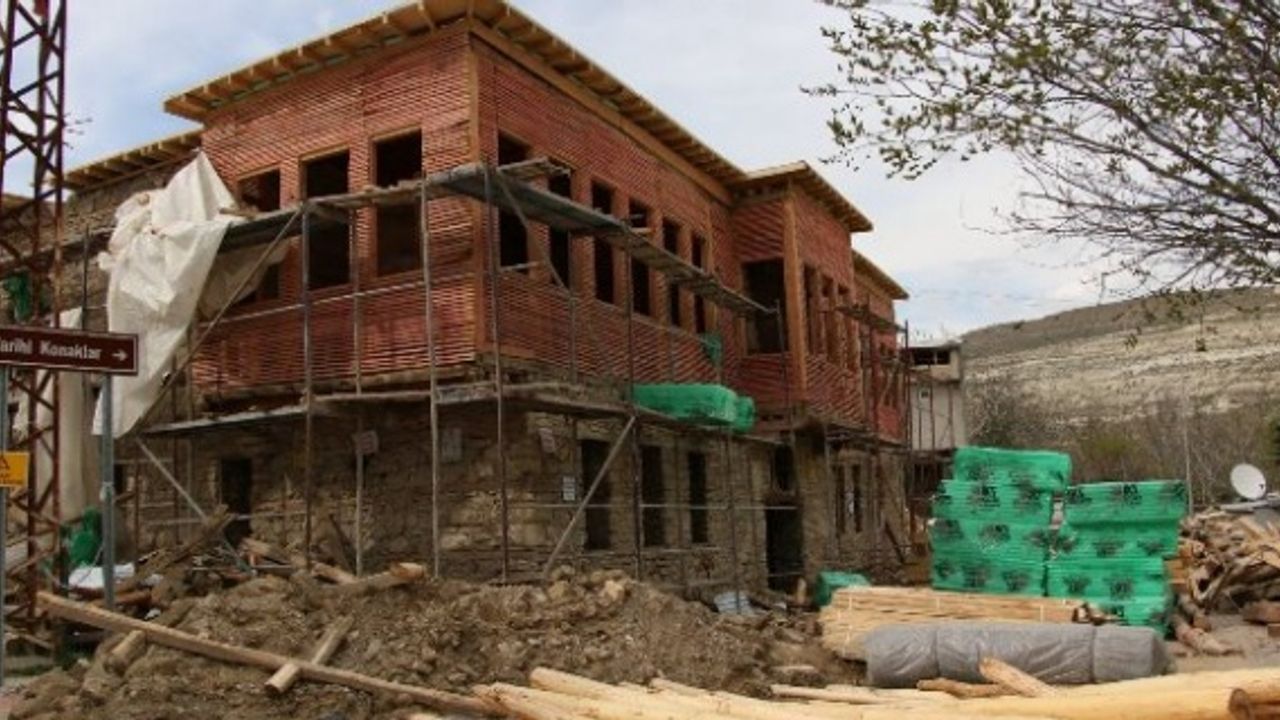 Elazığ,Ekrem İspir Konağında restorasyon çalışmaları hızla ilerliyor.