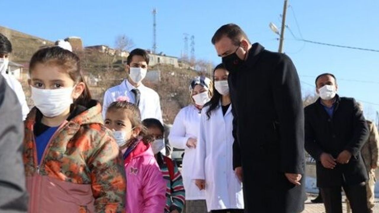 Hakkari Valisi Akbıyık,2.döneminin açılışını Bay Köyü İlkokulu’nda gerçekleştirdi.