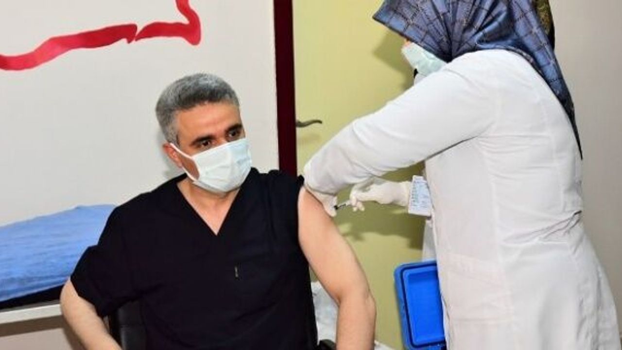 Malatya Valisi Baruş, Covid-19 aşısının ilk dozunu yaptırdı