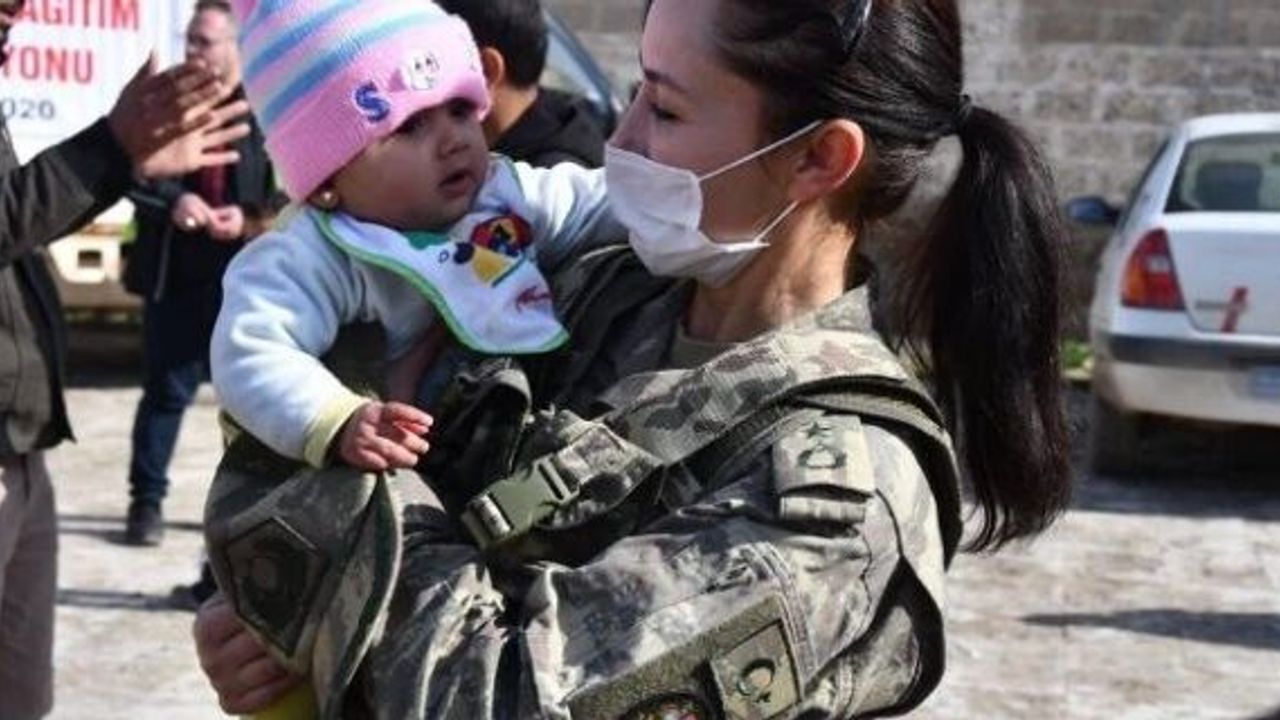 Mehmetçik, bölge halkının umudu olmaya devam ediyor.