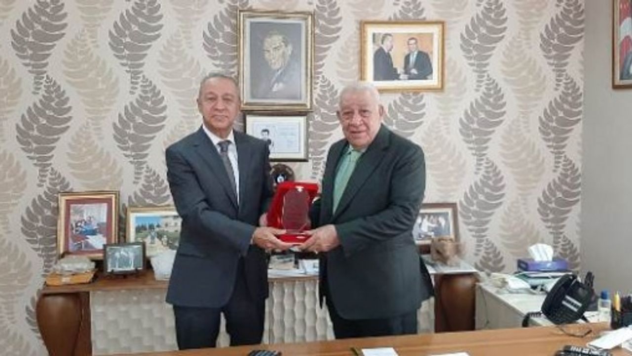 Şanlıurfa Vakfı Mehmet Güneş’e Plaket verdi