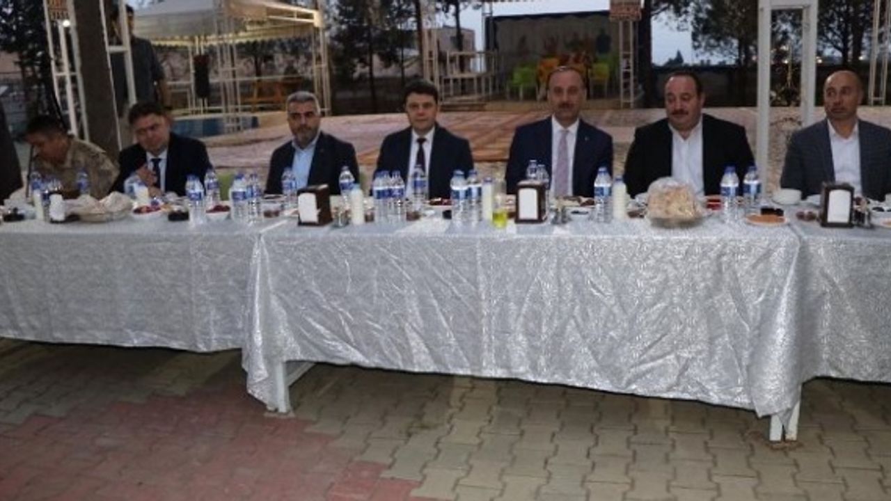 Vali Erin Viranşehir'de Muhtar ve Oda Başkanları ile İftar Programında buluştu.