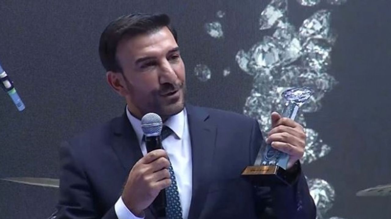 MEHMET AMAÇ  YILIN EN İYİ EĞİTİM AKADEMİ ÖDÜLÜNÜ ALDI.
