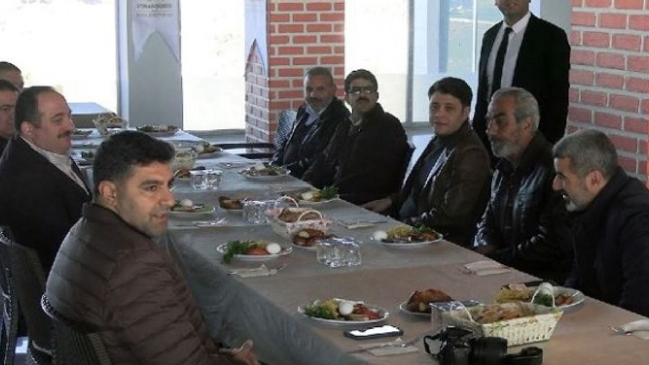 KAYMAKAM ÇENGEL VE BAŞKAN EKİNCİ GAZETECİLERLE KAHVALTIDA BİR ARAYA GELDİ