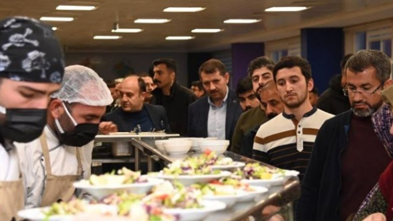 Vali Ayhan "Aynı sofrada, aynı gönülde, aynı dualardayız…"