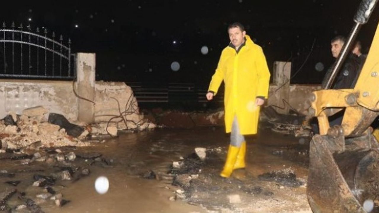Vali Ayhan "Zorunlu olmadıkça dışarı çıkmamanızı ve verdiğimiz uyarılara dikkat etmenizi rica ediyorum."