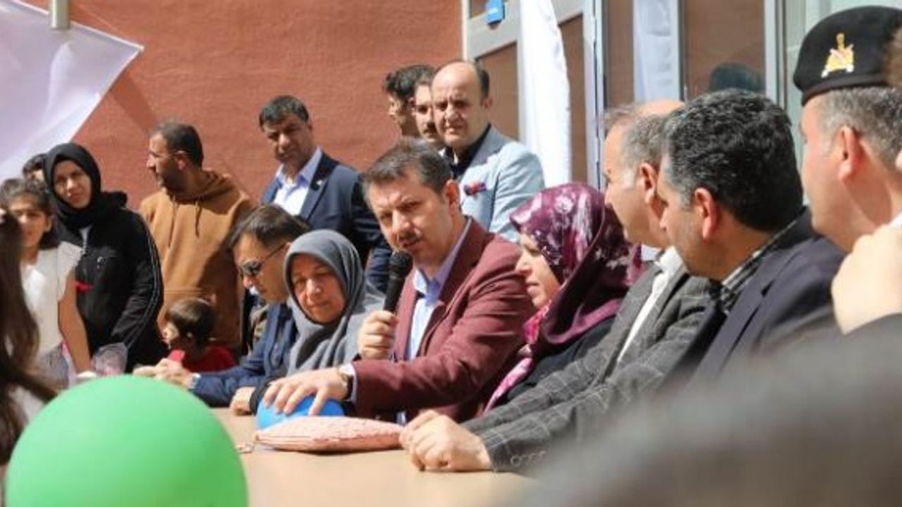 Vali Ayhan, KYK yurtlarında misafir edilen vatandaşları ziyaret etti.