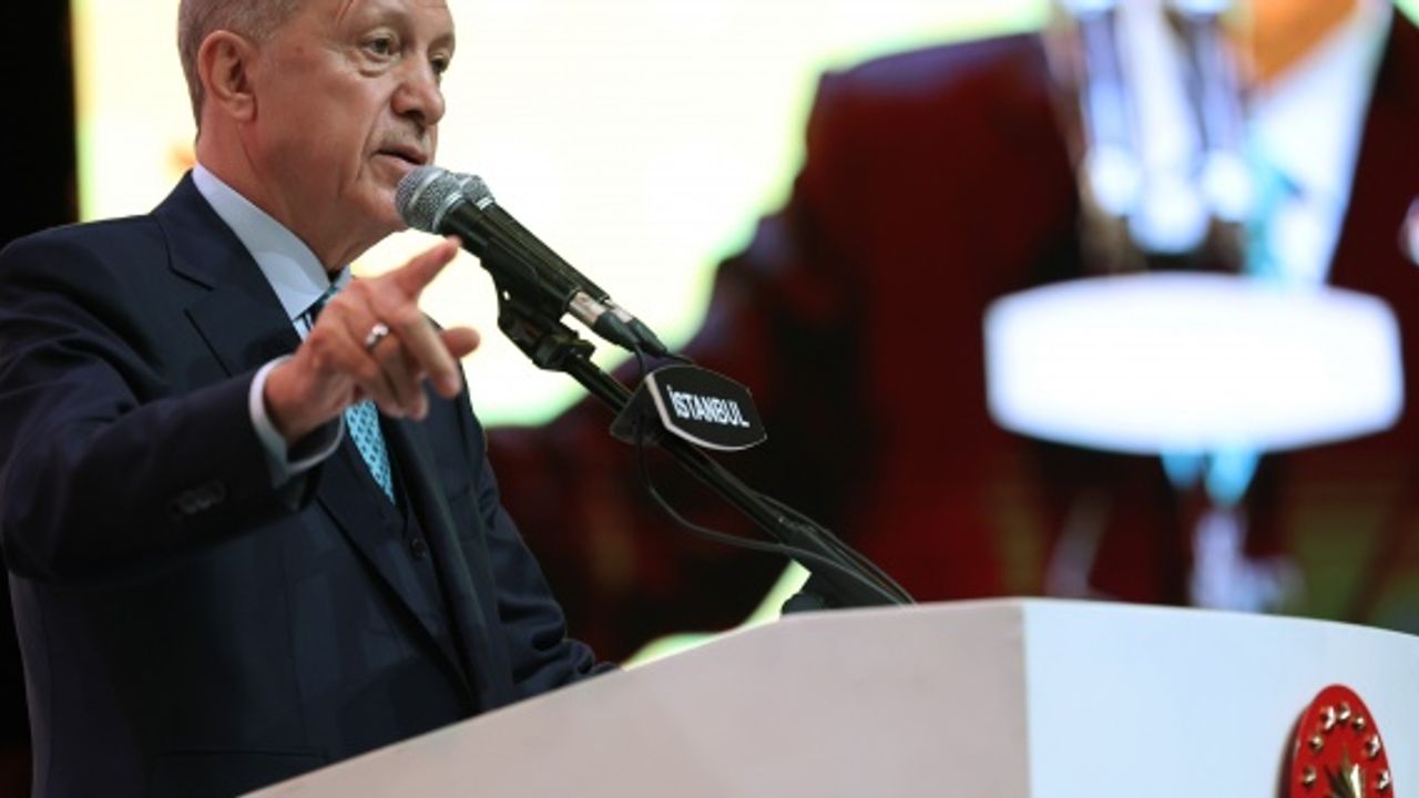 Cumhurbaşkanı Recep Tayyip Erdoğan;Hazreti Mevlana “Testinin içinde ne varsa, dışına da o sızar” diyor.