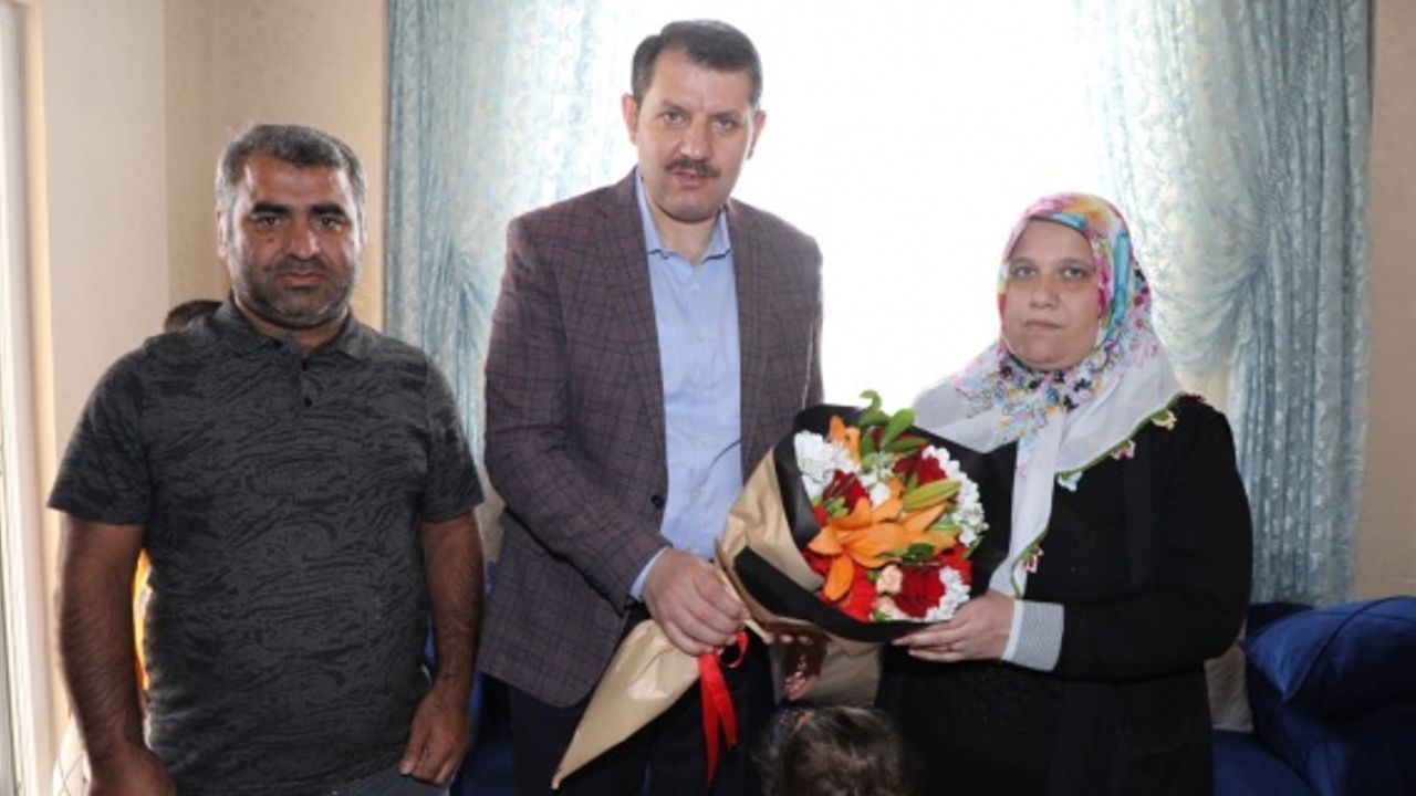 Vali Ayhan "Anneler Günü vesilesiyle, saygıdeğer annelerimizin hepsine en kalpten sevgilerimi sunuyorum"