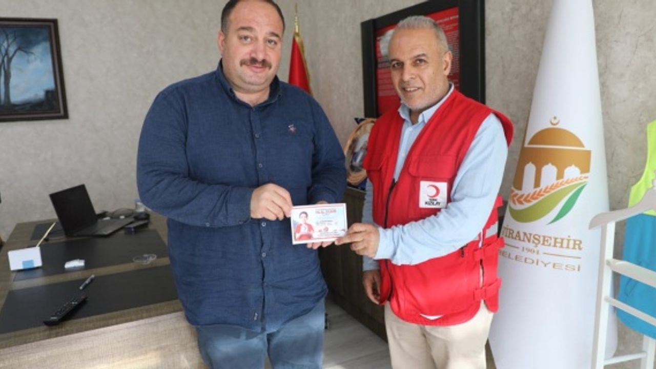 BAŞKAN EKİNCİ'DEN KIZILAY'A KURBAN BAĞIŞI