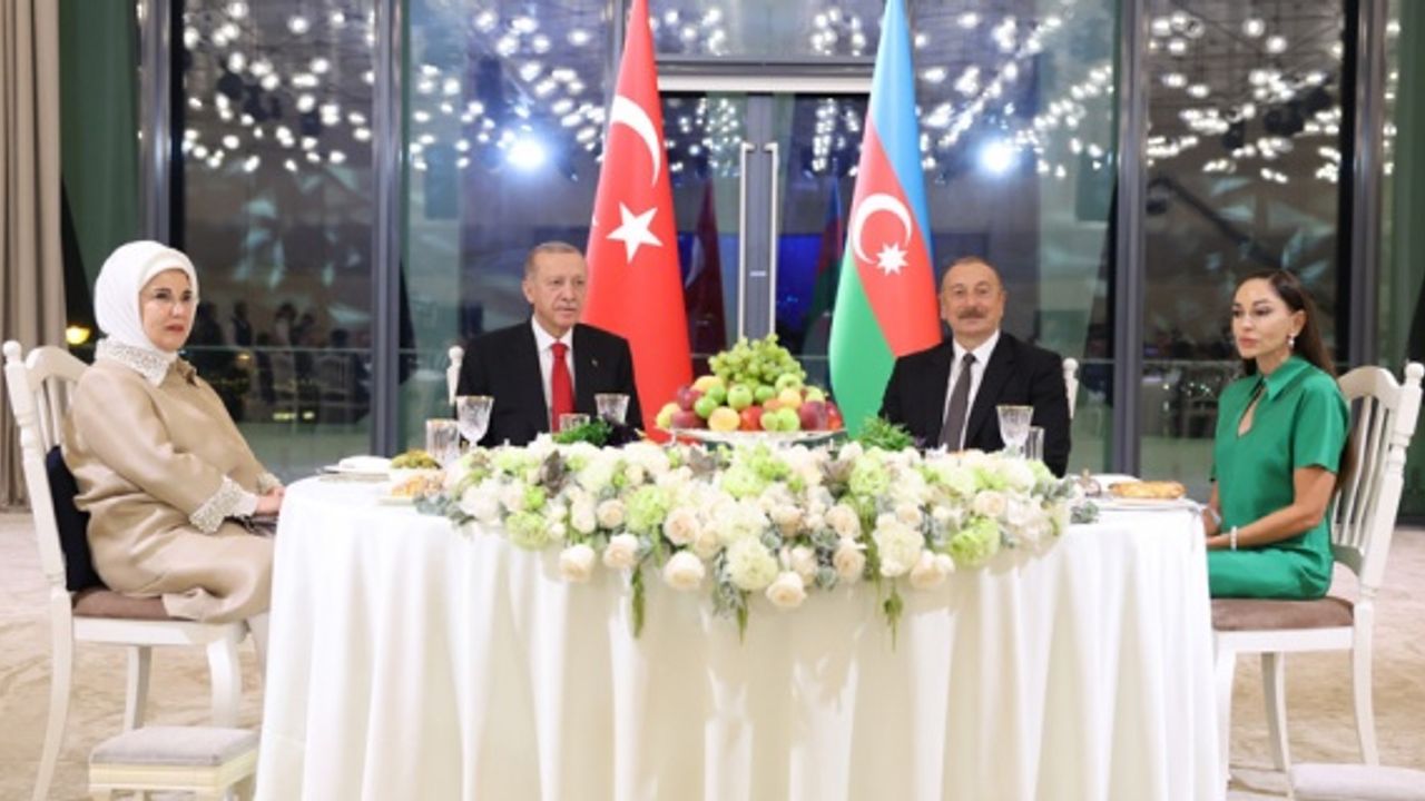 Cumhurbaşkanı Erdoğan, Azerbaycan Cumhurbaşkanı Aliyev’in onuruna verdiği yemeğe katıldı