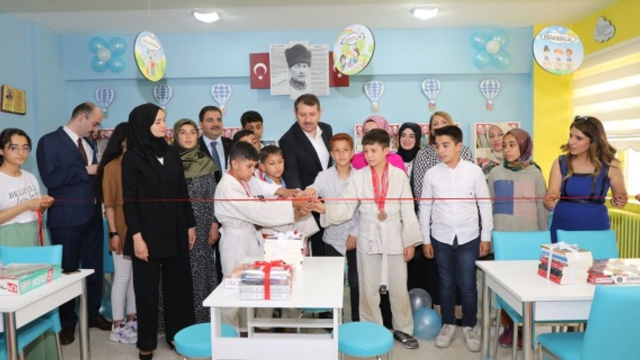 Vali Ayhan “Kütüphaneler; geçmişi anlamak, bugünü yaşamak ve geleceği inşa etmek için kullanılan en güzel köprüdür.”