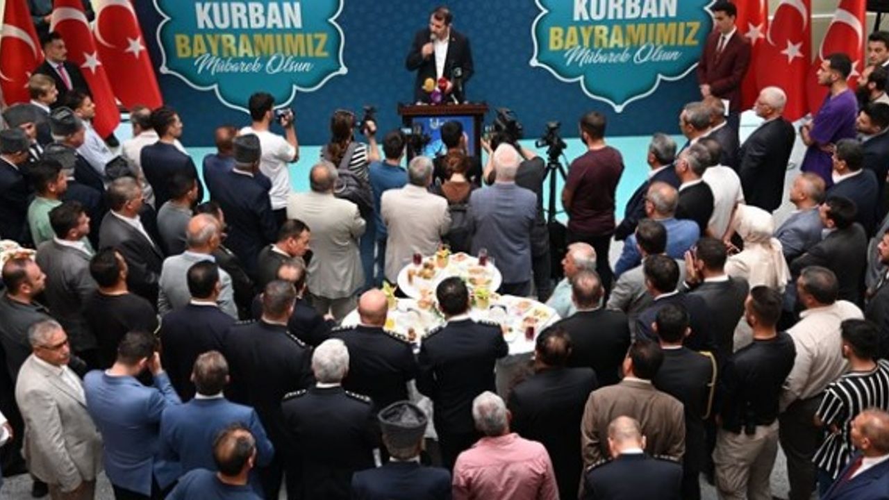 Vali Ayhan, yola çıkacak olan hemşehrilerimizin trafik kurallarına harfiyen riayet etmelerini istedi.