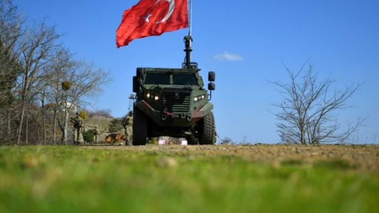 22 kişi ile Yunanistan’dan Türkiye'ye girmeye çalışan 6 kişi Hudut Kartalları tarafından yakalandı.
