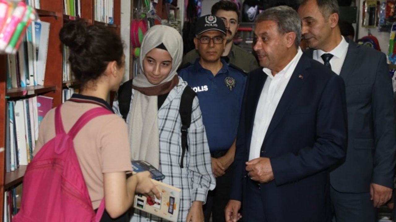 Vali Şıldak,Şanlıurfa Anadolu Lisesinde öğrenciler ve öğretmenlerle  bir araya geldi.