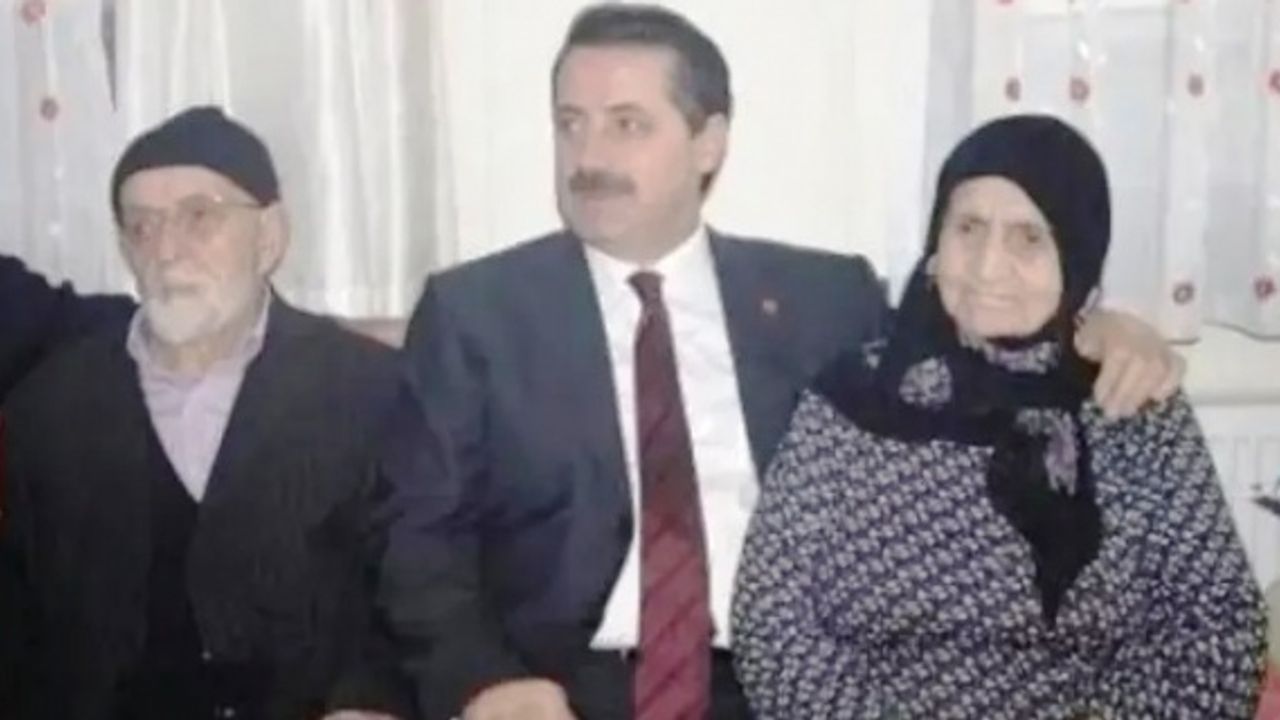 Artvin Milletvekili Faruk Çelik'in babası Hacı Yaşar Çelik hayatını kaybetti.