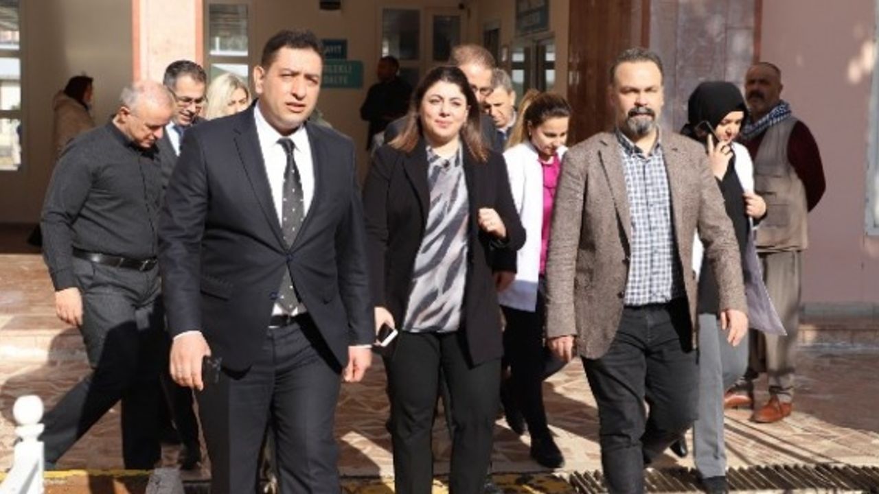 Vali yardımcısı Mercan Sağlık Müdürü Doç.Dr.Solmaz ile birlikte Kapalı Psikiyatri Servisinde yatan Hastaları ziyaret etti.